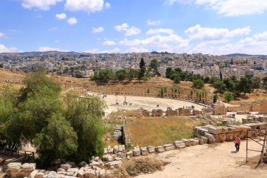 Ürdün 'deki Jerash - Mayıs 07 2024: Ürdün' ün Jerash kentindeki Roma harabeleri, Arkeoloji Müzesi - Oval Plaza manzarası