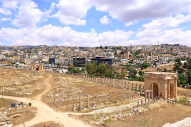 Ürdün 'deki Jerash - Mayıs 07 2024: Arkeoloji Müzesinden modern şehre bakış