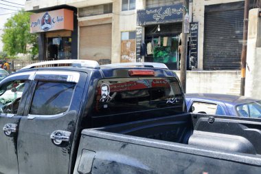 Ürdün 'deki Jerash - Mayıs 07 2024: Saddam Hüseyin' in yüzü olan araba çıkartması