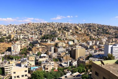 Amman in, Jordan - 07 Mayıs 2024: Kum taşı binalara ve öğleden sonra ana yollara bakan şehir manzarası