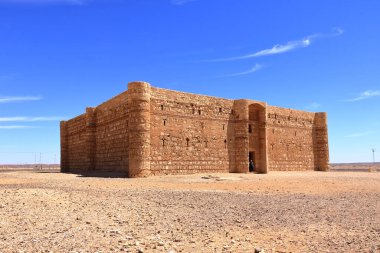 Ürdün 'deki Qasr Kharana - 08 Mayıs 2024: İnsanlar doğu Ürdün' deki (bazen Harrana, al-Kharanah, Kharaneh, Kharana veya Hraneh) çöl kalesini ziyaret ederler.)