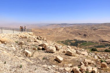 Ürdün 'deki Nebo Dağı - 09 Mayıs 2024: İnsanlar Amman yakınlarındaki kutsal Nebo Dağı' nı ziyaret ediyor.