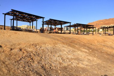 Sweimeh, Swemeh, Ürdün 'de Ölü Deniz - 09 Mayıs 2024: Ölü denizin sularında yıkanan insanlar