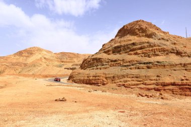 Ürdün, Ortadoğu - 11 Mayıs 2024: Çöldeki dağların manzarasında araba