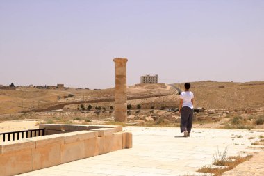 Ürdün 'deki Machaerus - 11 Mayıs 2024: İnsanlar takviyeli tepe sarayının (Herod Kalesi) tadını çıkarıyorlar.)