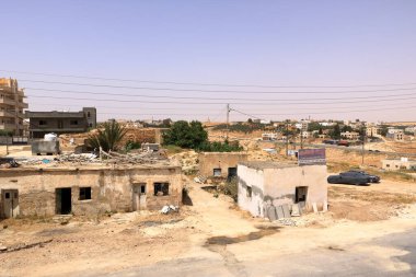 Ürdün 'deki Dhiban - 11 Mayıs 2024: Öğlen Ürdün' de küçük bir kasabada evler