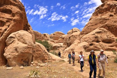 Ürdün 'deki Dana Biyosfer Doğa Koruma Alanı - 12 Mayıs 2024: İnsanlar çöl kayalıklarında yürüyüş yapıyor