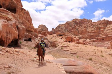 Petra, Ürdün 'den Wadi Musa - 13 Mayıs 2024: Antik kentin bölgesinde atlar üzerinde turizm polisi