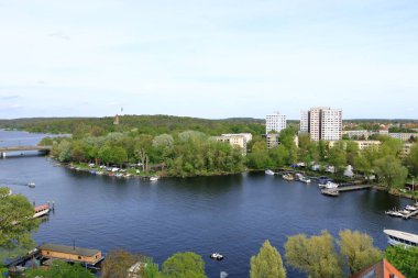 Potsdam, Brandenburg, Almanya - 13 Nisan 2024: Şehir ve kuzeydeki çevre