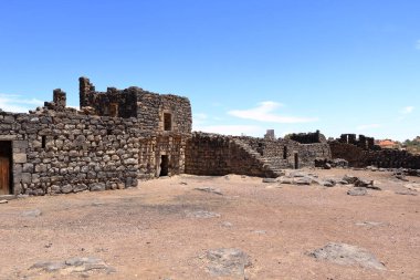 Orta doğu Ürdün 'deki Qasr Azraq Kalesi' nin kalıntıları, Amman 'ın 100 km doğusunda.