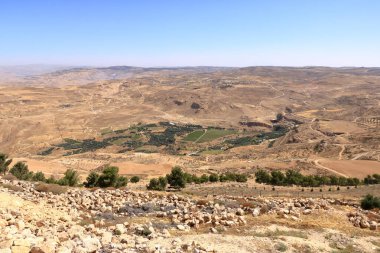 Dağların arasındaki bir vadide manzara (Madaba, Ürdün) Amman yakınlarındaki Nebo Dağı