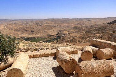 Dağların arasındaki bir vadide manzara (Madaba, Ürdün) Amman yakınlarındaki Nebo Dağı