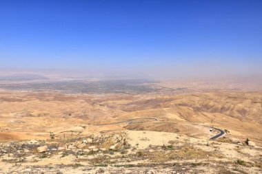 Dağların arasındaki bir vadide manzara (Madaba, Ürdün) Amman yakınlarındaki Nebo Dağı