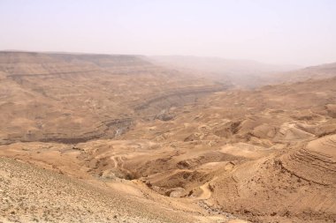Ürdün 'deki 35. Otoyol' daki görüş açısı: Madaba ve Kerak şehirleri arasındaki Wadi Mujib Nehri üzerindeki Mujib Barajı.