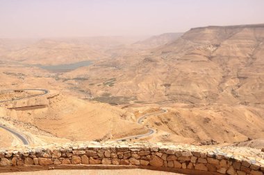 Ürdün 'deki 35. Otoyol' daki görüş açısı: Madaba ve Kerak şehirleri arasındaki Wadi Mujib Nehri üzerindeki Mujib Barajı.