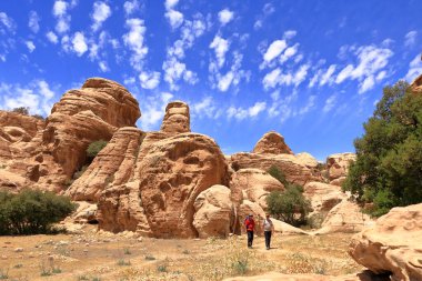 Ürdün 'deki Dana Biyosfer Doğa Koruma Alanı - 12 Mayıs 2024: İnsanlar çöl kayalıklarında yürüyüş yapıyor