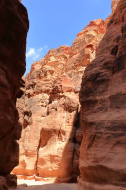 Siq, Ürdün 'deki gizli şehir Petra' ya giriş kapısı olarak kullanılan dar slot kanyonu.