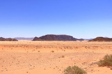 Eski tren rayları Ürdün 'deki Wadi Rum' da neredeyse tamamen çöl kumuyla kaplıydı.