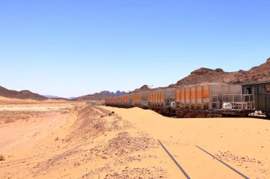 Lokomotif treni Ürdün 'deki Wadi Rum çölünde
