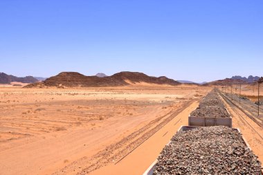 Lokomotif treni Ürdün 'deki Wadi Rum çölünde