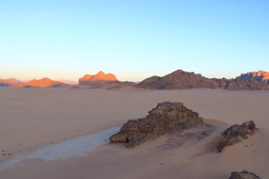 Ürdün 'deki ünlü Wadi Rum çölünün hava manzarası, sıcak hava balonundan.