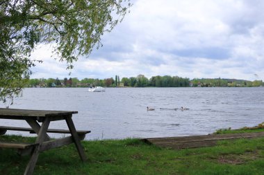 Potsdam yakınlarındaki Havel nehrinin huzurlu manzarası.