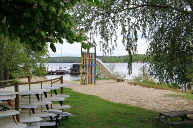 Potsdam yakınlarındaki Havel nehrinin huzurlu manzarası.