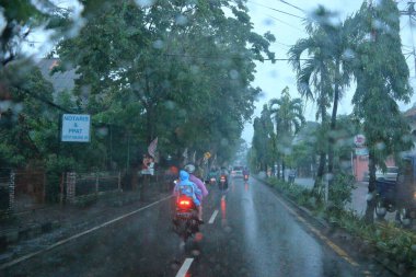 Endonezya 'daki Bali - Şubat 05 2024: Şubat ayında yağışlı mevsim sırasında sağanak yağış