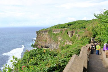 Uluwatu Tapınağı, Bali, Endonezya - 11 Şubat 2024: insanlar Uluwatu Tapınağı bölgesinde yürür