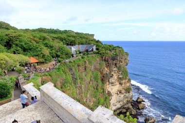 Uluwatu Tapınağı, Bali, Endonezya - 11 Şubat 2024: insanlar Uluwatu Tapınağı bölgesinde yürür