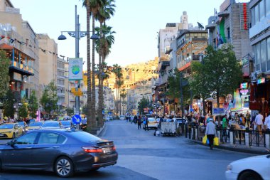 Ürdün 'deki Amman - Mayıs 07 2024: Meşgul Al-Hashemi Caddesi' ndeki eski kentte koşuşturma ve koşuşturma