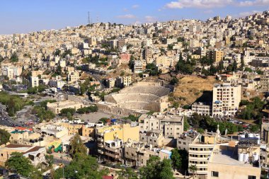 Amman in, Jordan - 07 Mayıs 2024: Kum taşı binalara ve öğleden sonra ana yollara bakan şehir manzarası