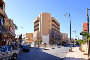 Ürdün 'de Madaba - Mayıs 08 2024: Öğleden sonra şehrin ortasında koşuşturma ve koşuşturma