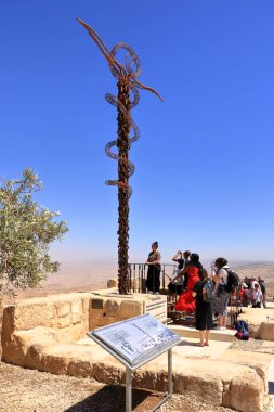 Ürdün 'deki Nebo Dağı - 09 Mayıs 2024: İnsanlar Musa' nın kutsal toprakları gördüğü Nebo Dağı 'nın tepesindeki Yılan Haçı' nı ziyaret ediyor.