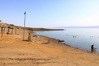 Sweimeh, Swemeh, Ürdün 'de Ölü Deniz - 09 Mayıs 2024: Ölü denizin sularında yıkanan insanlar