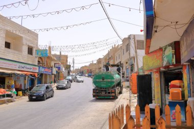 Ürdün 'deki Dhiban - 11 Mayıs 2024: Evlere su şişeleri taşıyan kamyon