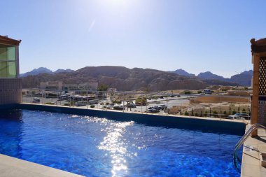 Wadi Musa, Petra Ürdün - 14 Mayıs 2024: Şehir manzarası, atmosfer ve günlük yaşam