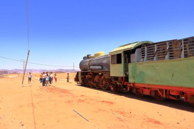 Wadi Rum, Ürdün - 15 Mayıs 2024: İnsanlar Wadi Rum Çölü 'ndeki eski Lokomotif trenini ziyaret ediyor