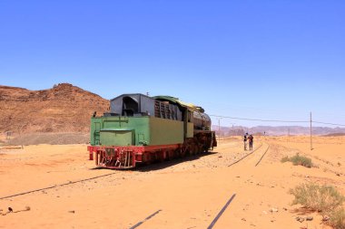 Wadi Rum, Ürdün - 15 Mayıs 2024: İnsanlar Wadi Rum Çölü 'ndeki eski Lokomotif trenini ziyaret ediyor