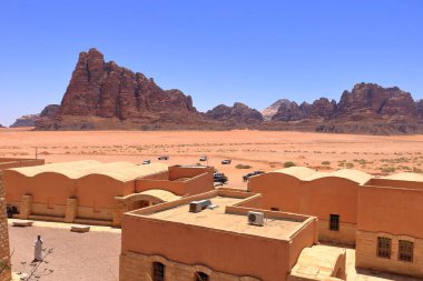 Wadi Rum, Ürdün - 15 Mayıs 2024: Wadi Rum çölündeki kayaların manzarası