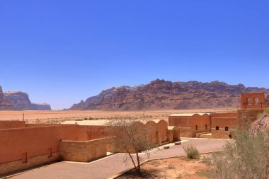 Wadi Rum, Ürdün - 15 Mayıs 2024: Wadi Rum çölündeki kayaların manzarası