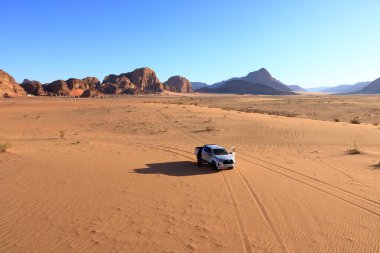 Wadi Rum, Ürdün - 16 Mayıs 2024: Wadi Rum Çölünde Arabalar, balondan görüldü