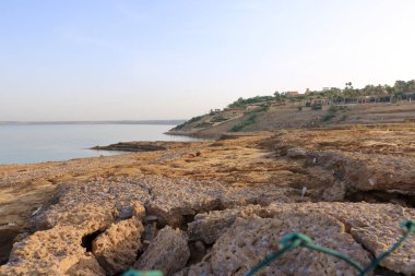 Ölü Deniz 'in ekolojik felaketi. Ürdün yüzeyinde erozyon ve tuz oluşumları