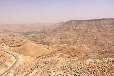 Ürdün 'deki 35. Otoyol' daki görüş açısı: Madaba ve Kerak şehirleri arasındaki Wadi Mujib Nehri üzerindeki Mujib Barajı.