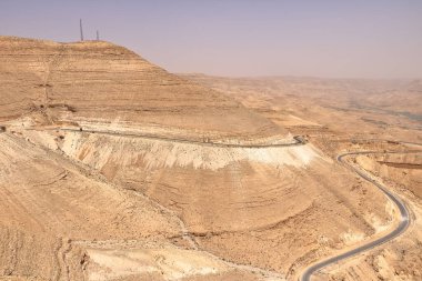 Ürdün 'deki 35. Otoyol' daki görüş açısı: Madaba ve Kerak şehirleri arasındaki Wadi Mujib Nehri üzerindeki Mujib Barajı.