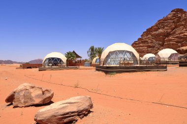 Ürdün 'deki Wadi Rum Çölü' nde kamp çadırları.