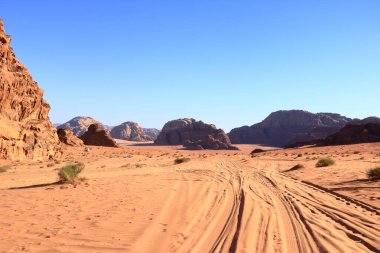 Ürdün 'deki Wadi Rum çölünde kayaların manzarası
