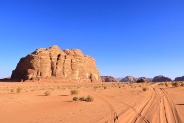 Ürdün 'deki Wadi Rum çölünde kayaların manzarası