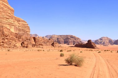 Ürdün 'deki Wadi Rum çölünde kayaların manzarası