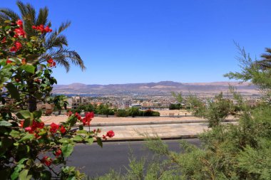 Arka planda Eilat, İsrail ve Mısır kasabası ile Ürdün 'ün Akabe manzarası